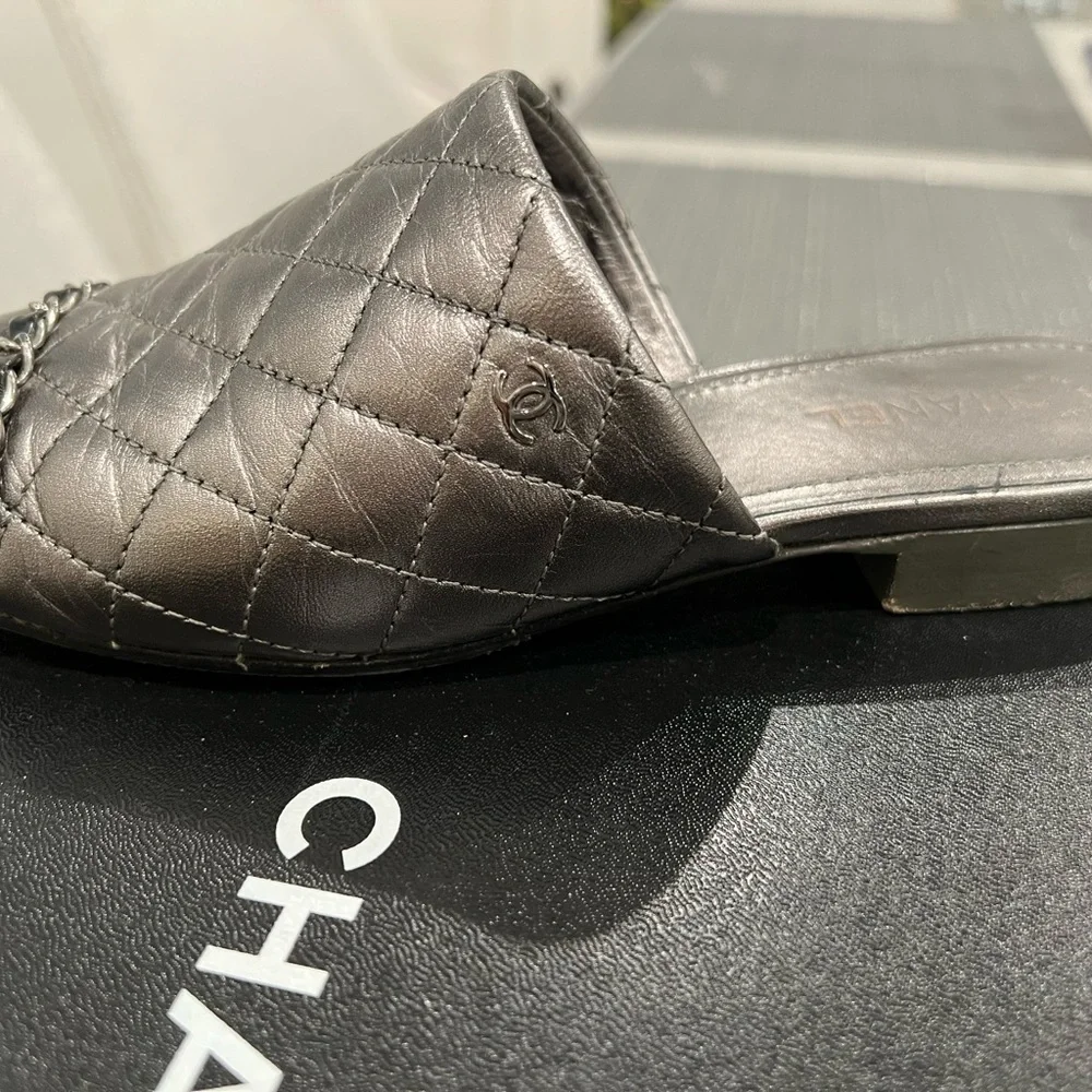 CHANEL DK SILVER / black Mules 2017 C9981 chain detail size 35 EUC